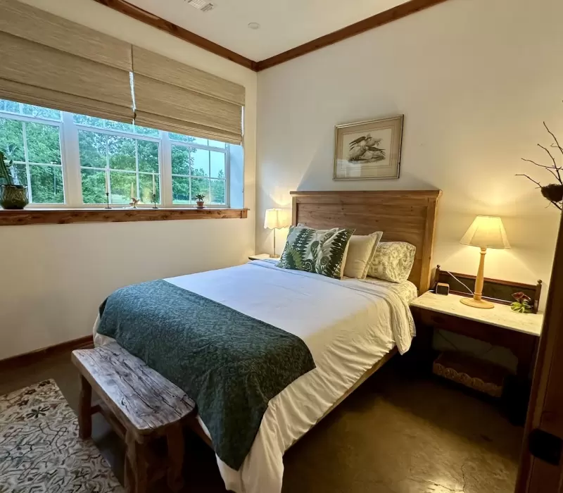 Second bedroom with queen bed